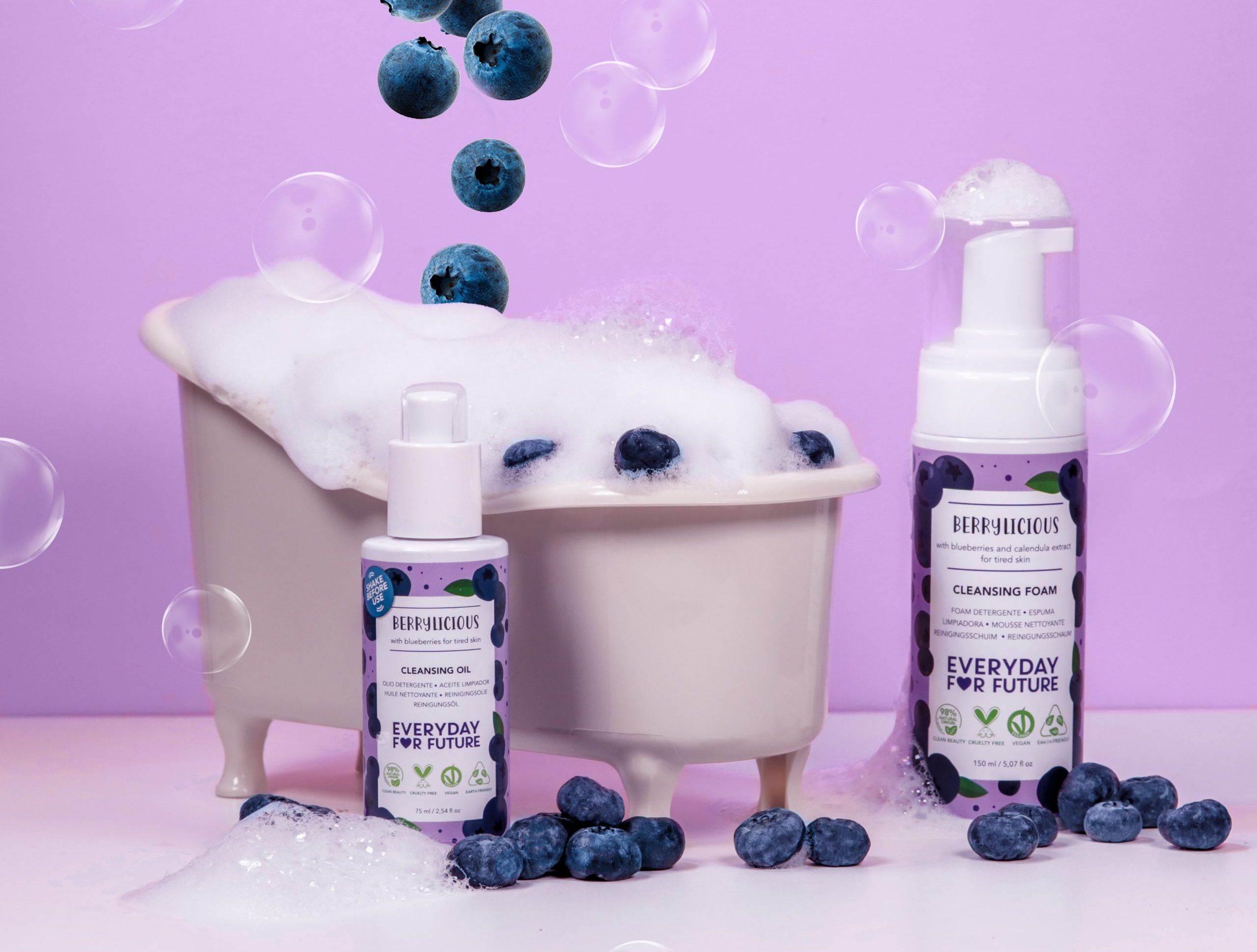 Immagine editoriale del kit doppia detersione Berrylicious composto da olio e foam detergente