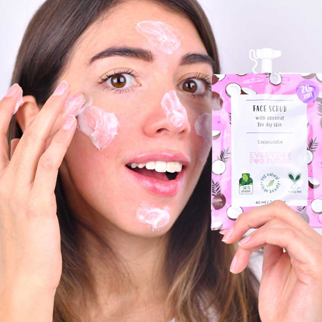 Applicazione dello scrub Viso Cococuddle con estratti di olio di cocco e microgranuli di riso