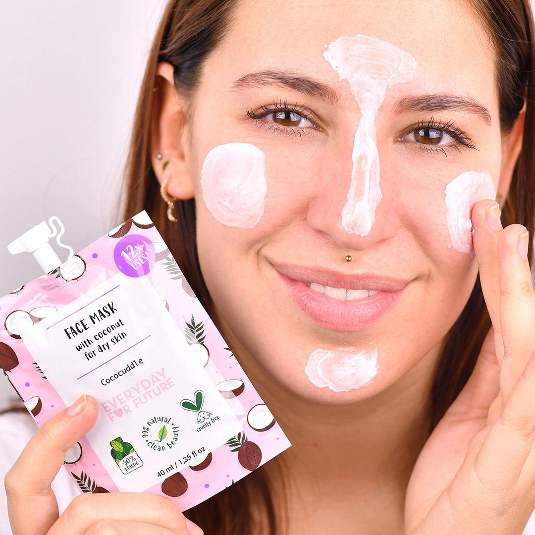 Applicazione maschera viso emolliente Cococuddle con estratto di olio di cocco
