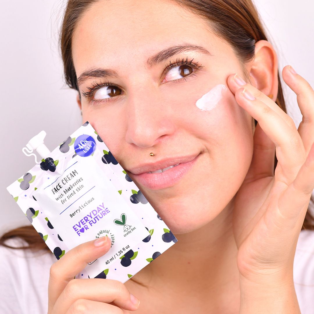 Applicazione crema viso Berrylicious con estratti di mirtillo