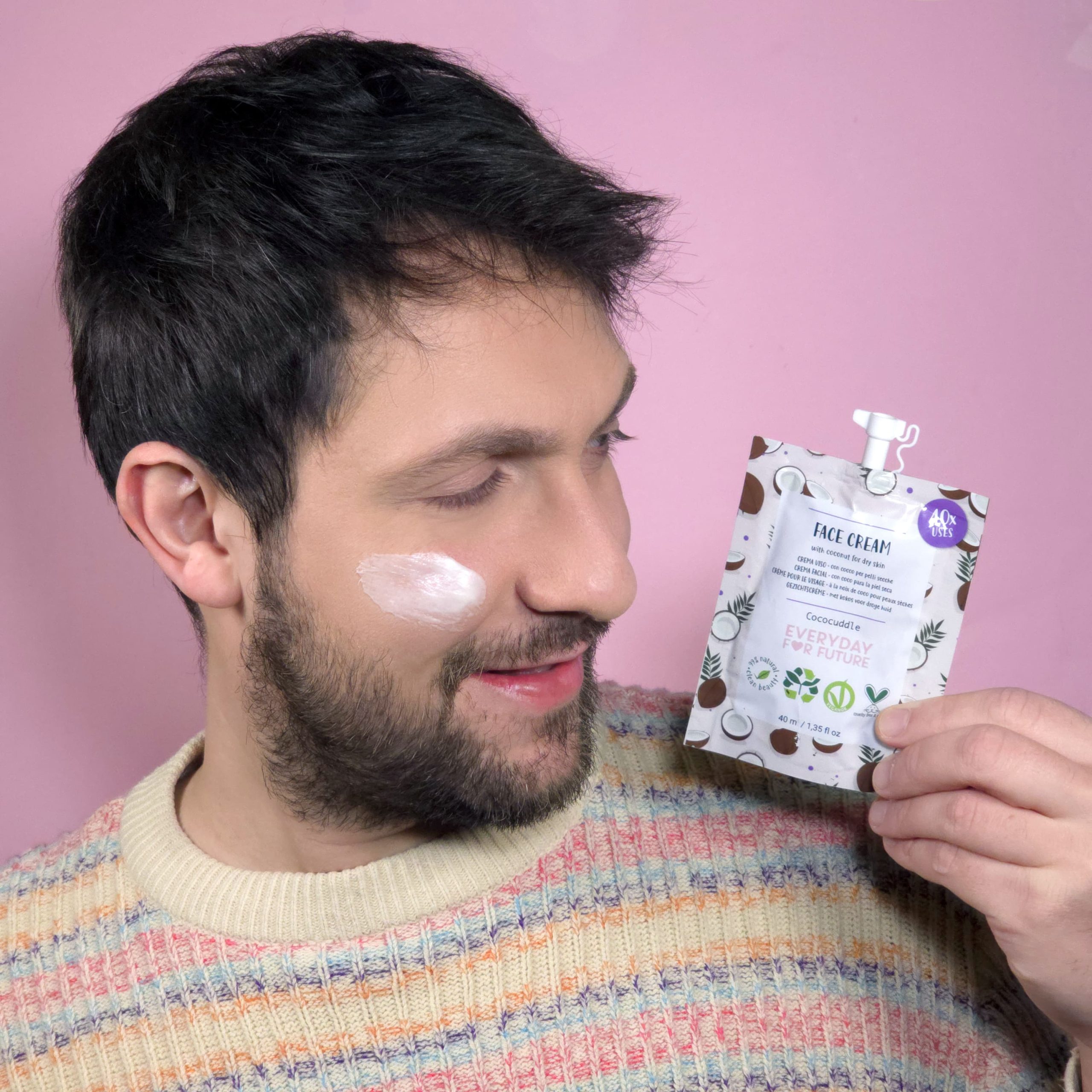 Applicazione crema viso emolliente con estratti di cocco