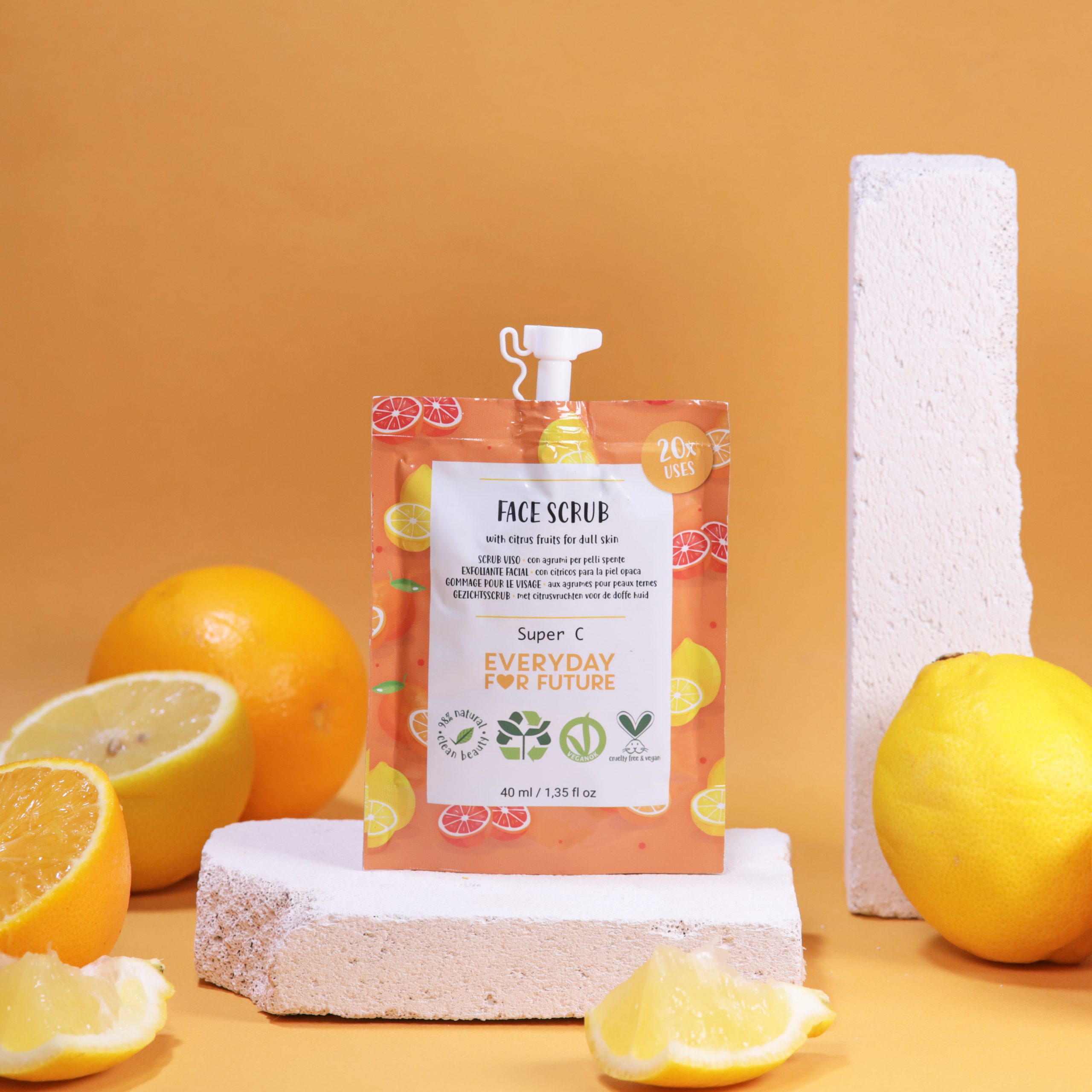 Scrub viso Super C con estratti agrumi e microgranuli di riso