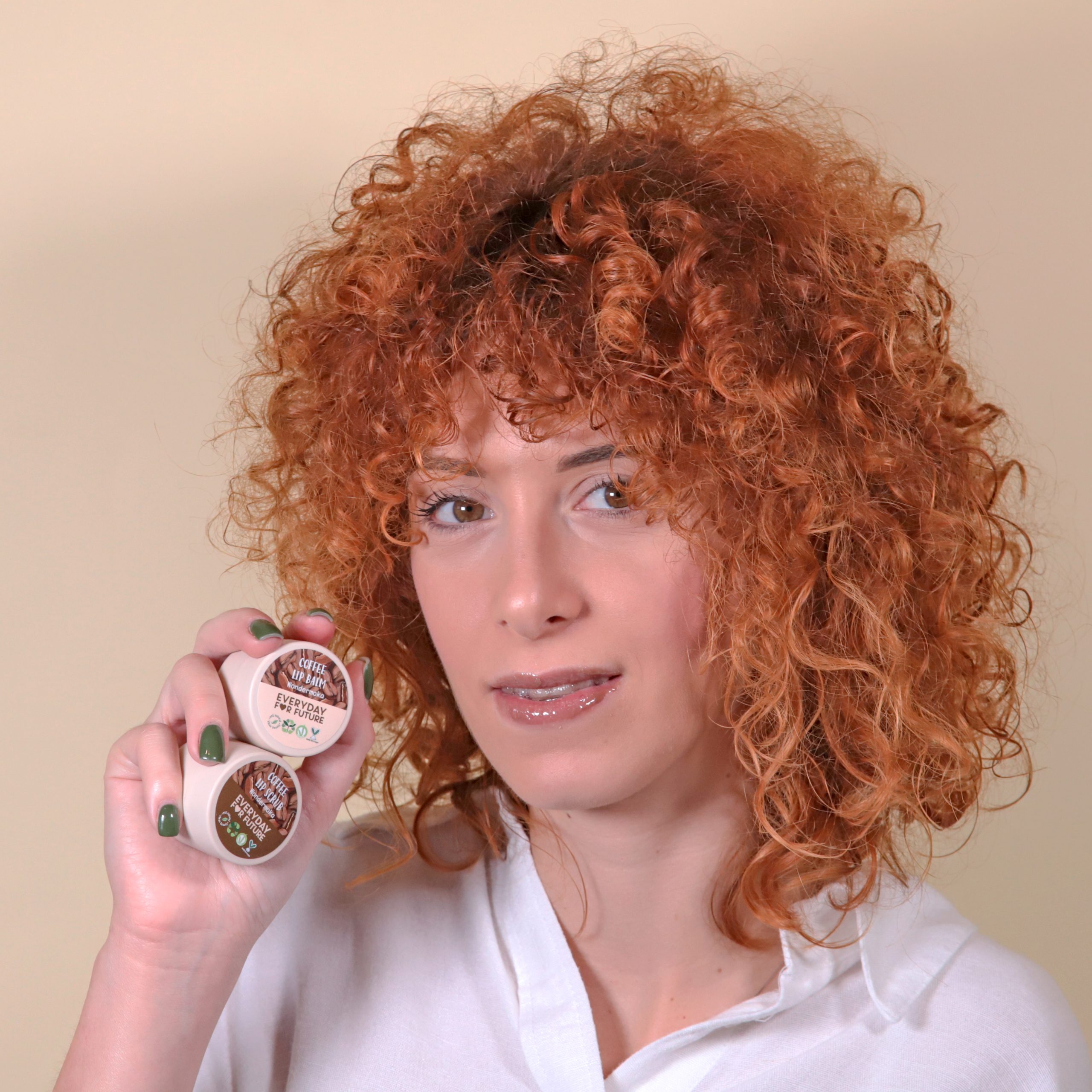 Applicazione trattamento labbra lip scrub e lip balm con estratti di olio di caffè