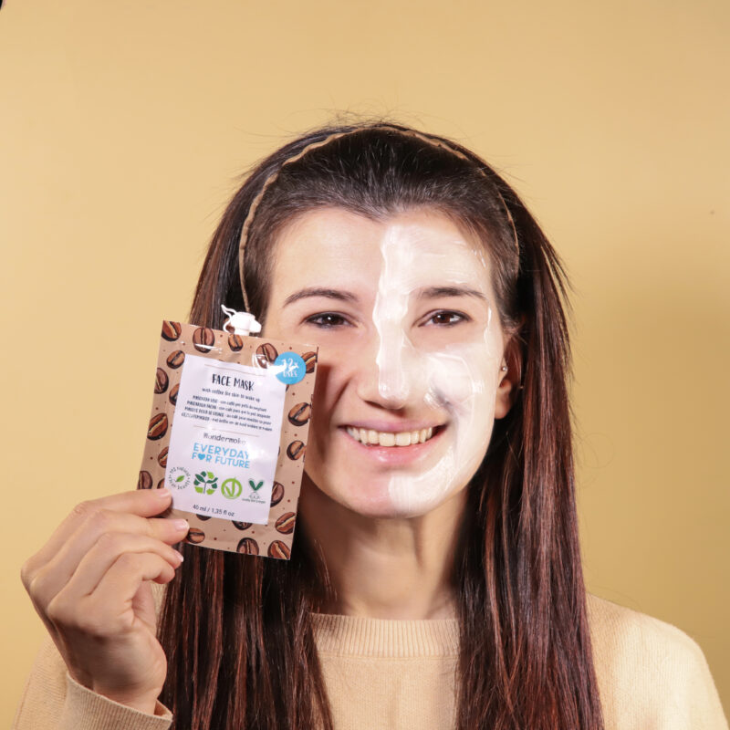 Applicazione maschera viso energizzante con estratto di olio di caffè - Wodermoka