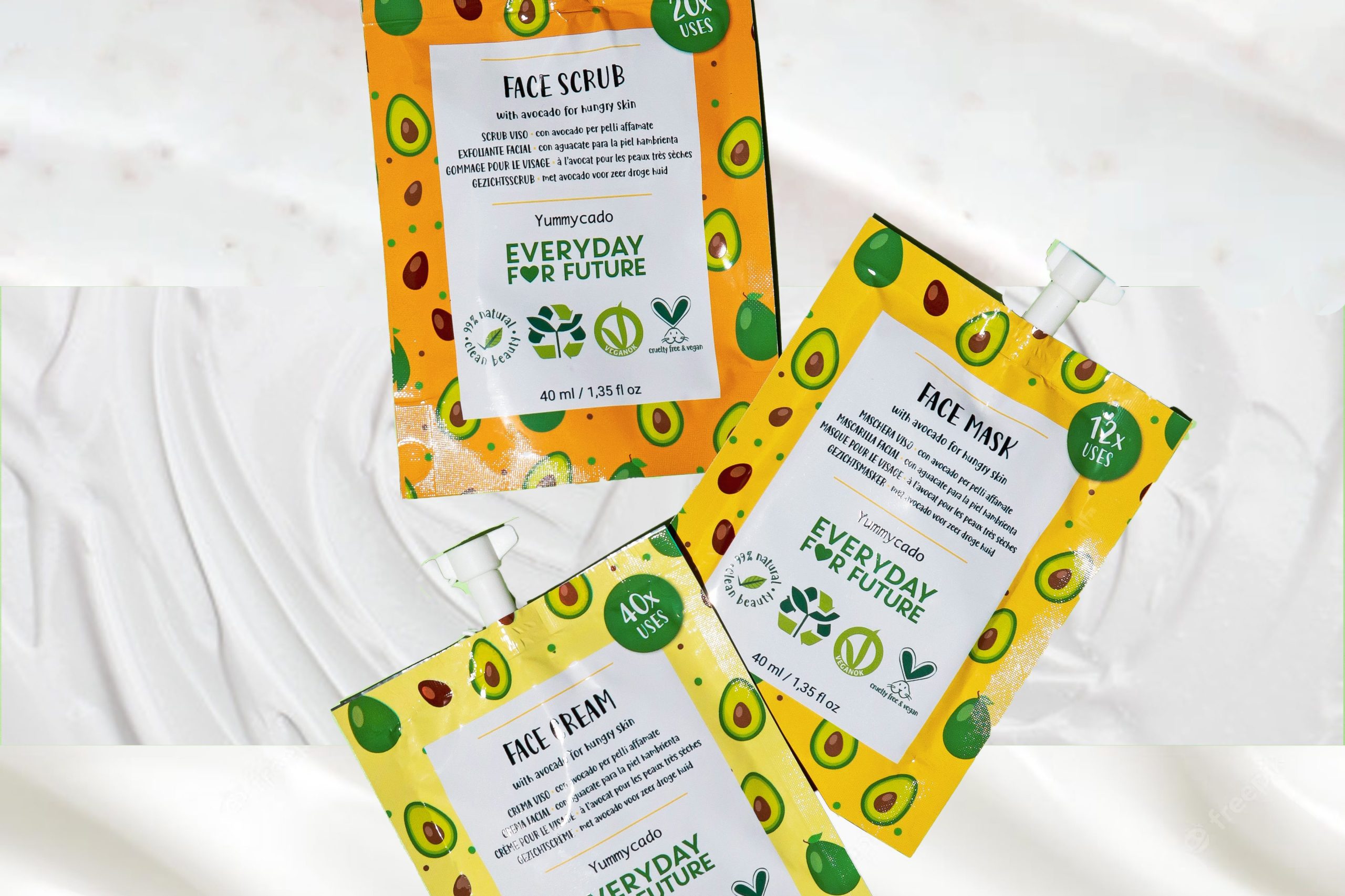 Crema, maschera e scrub viso nutrienti con estratto di olio di avocado