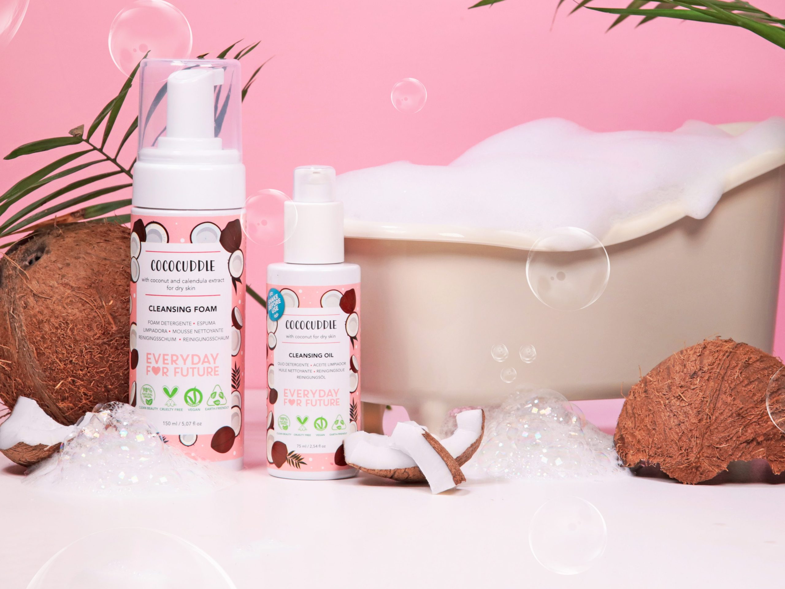 Immagine editoriale del kit doppia detersione Cococuddle composto da olio e foam detergente